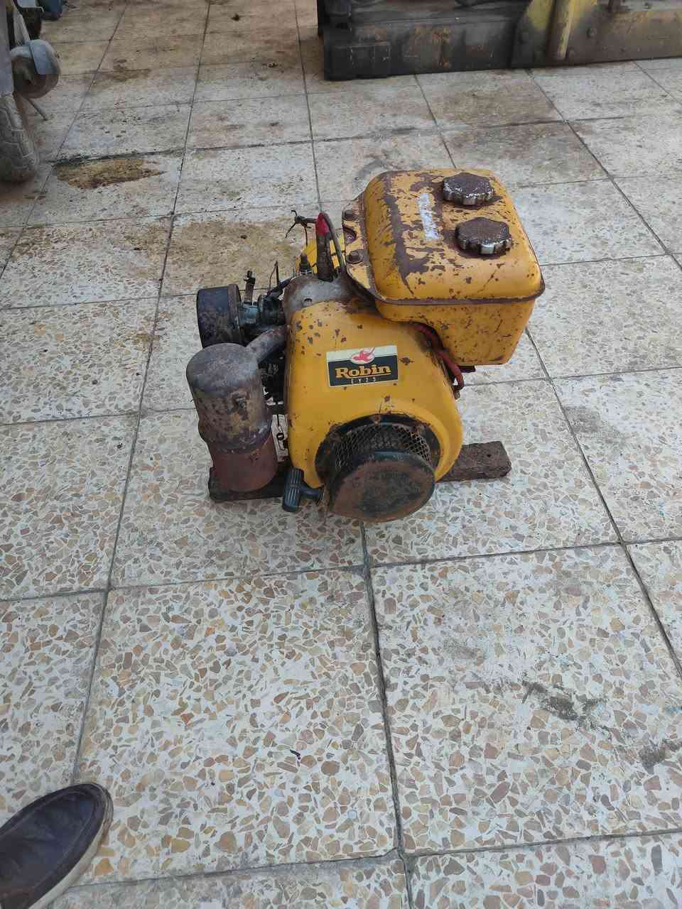 مولد 3 KV تعمل علئ كاز و بانزين شغاله كلشي موضح بالصور مكسور الشاصي فقط يرادله لحيم *********** بغداد السعدون
