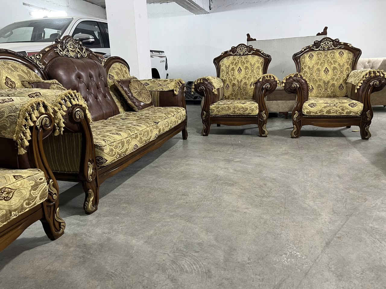 تاقم مەلەکی
هاتینەوە بە تاقمێکی مەلەکی 10نەفەری 
٪95بە پاکی ماوەتەوە زۆر پاک و بێ عەیبە 
ماڵەکە خۆی دیارە شوختی تیا نیە 
بەشەرتی هەموو شتێک
ژم***********
