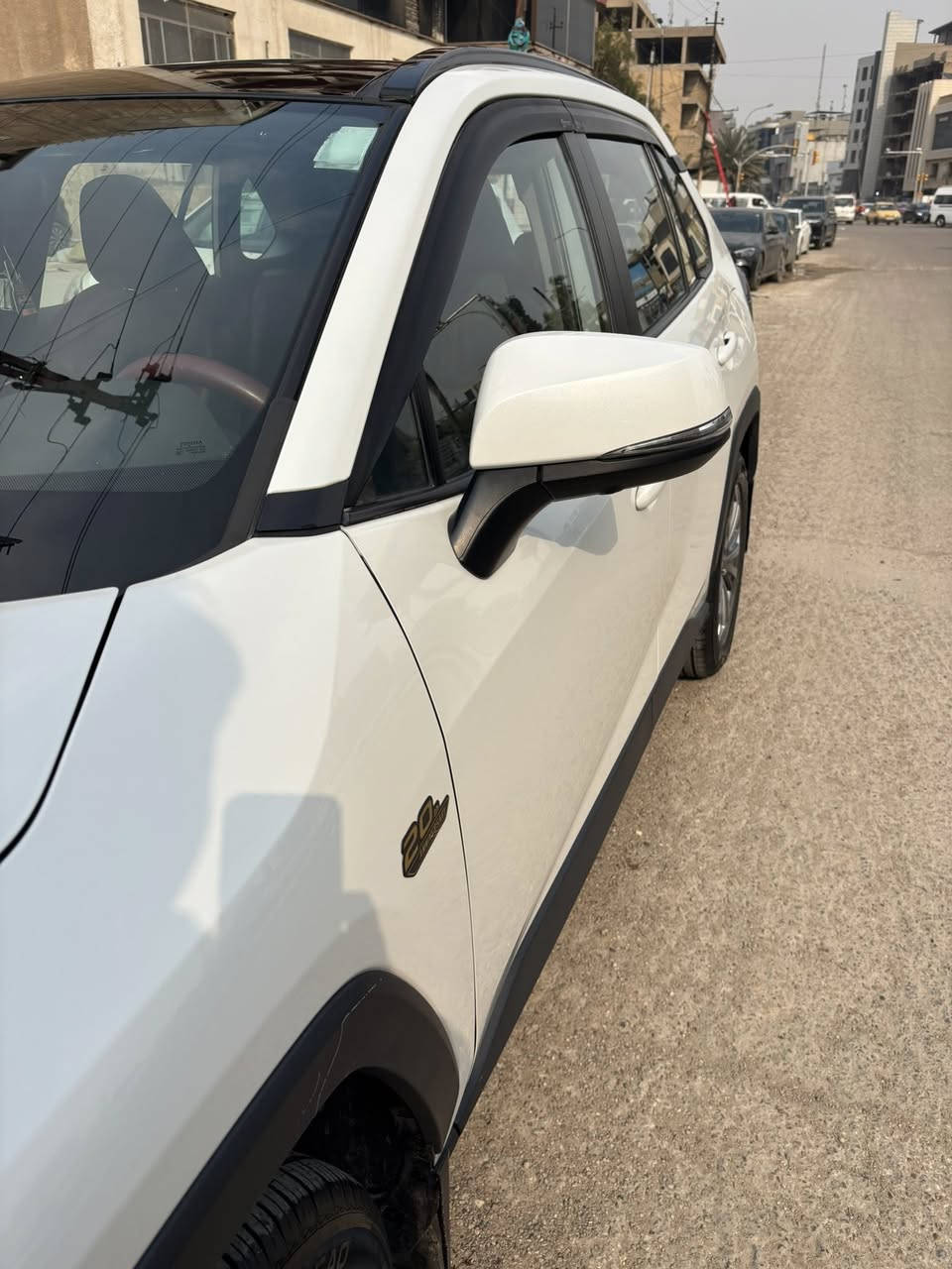 السلام عليكم
راف فور 
موديل ٢٣
حساسات+كأمره امامي خلفي 
بنورما 
كشتات جلد 
مريا شفط 
رقم بغداد 
بيها ضربه جوه الرقم الخلفي مصبوغ 
السياره فول  الفول 
مكان السياره الكراده خارج مقابل نادي الهنديه 
***********
