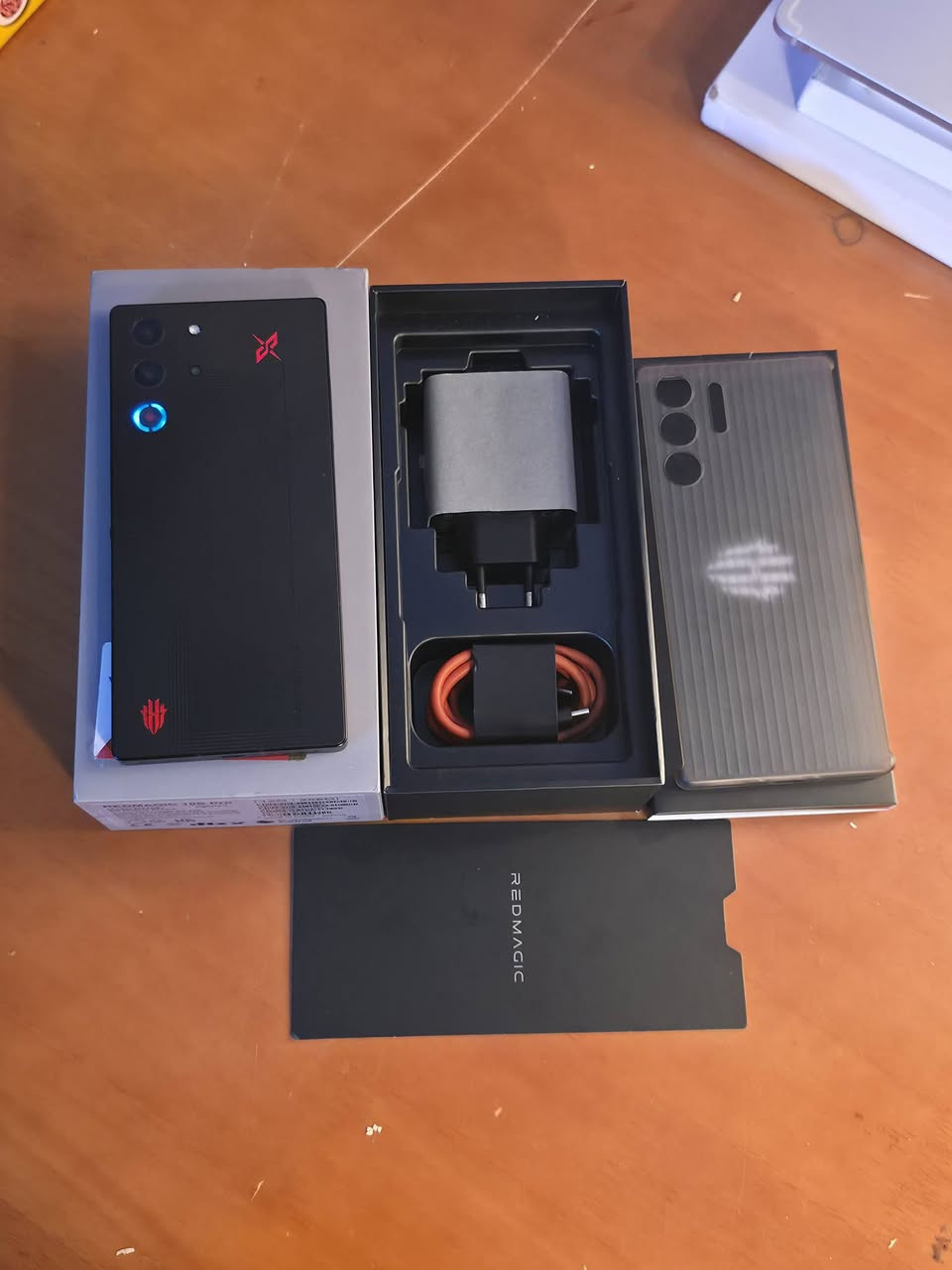 ريد ماجك 10sبرو  

ذاكرة 256

كامل ملحقات 
باكيته شاحنه كيبل كفر وحماية شاشه 

نظافة 100%
مكفول كفالة شاملة 

• ​المعالج: Snapdragon 8 Elite (النسخة المحسنة بتردد يصل إلى 4.47GHz).
• ​الشاشة: AMOLED مقاس 6.85 بوصة، تردد 144Hz، وكاميرا مخفية تحت الشاشة.
• ​البطارية: سعة 7,050mAh مع شحن سريع بقدرة 100 واط.
• ​التبريد: مروحة داخلية مدمجة مع تقنية المعدن السائل لخفض الحرارة.

السعر 825 الف 

يوجد توصيل لجميع محافظات العراق 
للحجز راسل الصفحة 
واتساب ***********

تابع الصفحه لمشاهده الاجهزه المتوفره https://t.me/mohamd_phone

#العراق #مستخدم #توصيل_لكل_العراق #ريد_ماجك #للبيع
