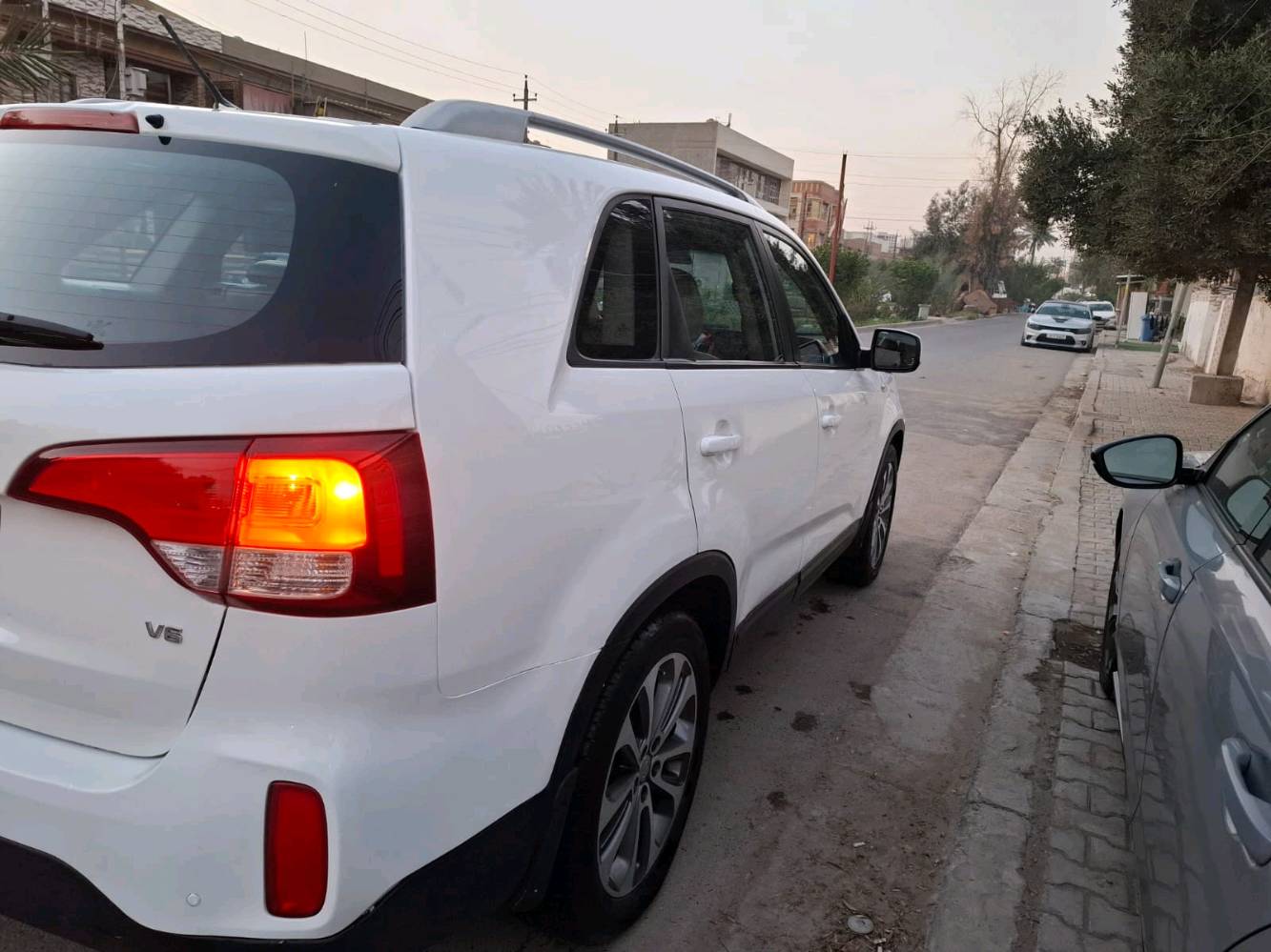 كيا سورنتو 2015 خليجي رقم بغداد مكفوله كفاله من الصبغ والتبديل  عدا شخطوط صغيره موضحه بالسونار بسيط ورصعه فوق الباب خلف السائق  بالباب الخلفي عكس السائق 
7 راكب مع كشنات جلد 
 حساس امامي خلفي  
 3 قطع تبريد 
 3 انظمه قياده 
 يو اس بي
 بردات بلادية 
 تحكم ستيرن 
قماره حديد
 كامرا خلفيه 
‏ صدر جديد كير مكينة مفتوحه ومكفوله گير بلادي كفاله  تبريد كلة جديد ومكفول 
‏V6 ستة سلندر 3500 ماشي  146  
جاهزة بدون اي نقص
رقم بغداد باسمي شرط  التحويل ثاني يوم وسنوية  مراوس حسب القناعه  متواجد خاص
مكان السياره بغداد 
السونار مرفق مع الصور 
السعر  178 وبيه مجال
