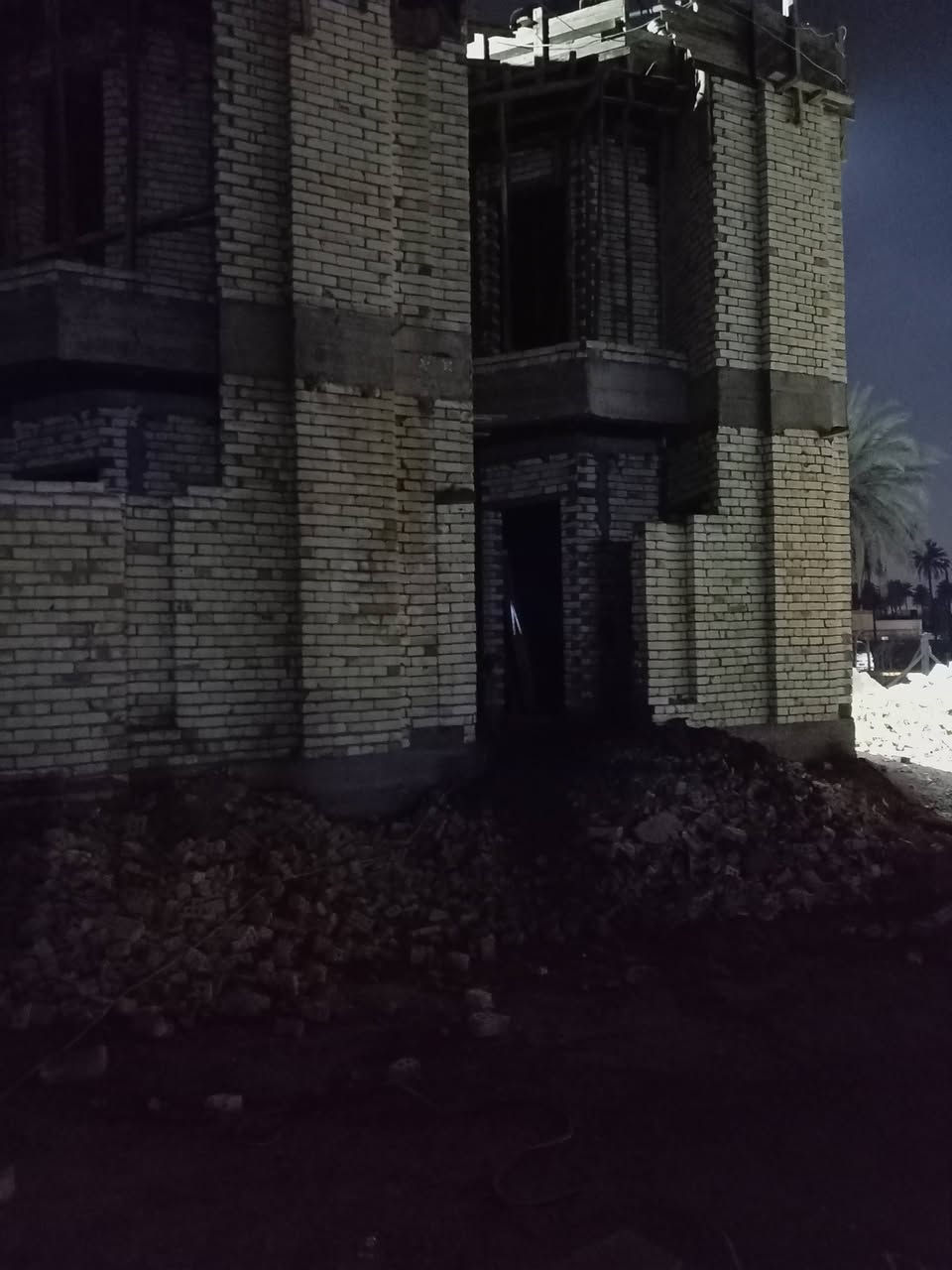 السلام عليكم يوجد بيتين هياكل كل بيت مساحة ١٠٠ متر سند ٢٥ يحتوي على ٤غرف نوم كل غرف سويد فول مواصفات بناء طابوك تصمصم حديث الفحامه بستان الكبيسي شارع ١٠متر ثاني قطعه من شارع ١٦ *********** ***********
