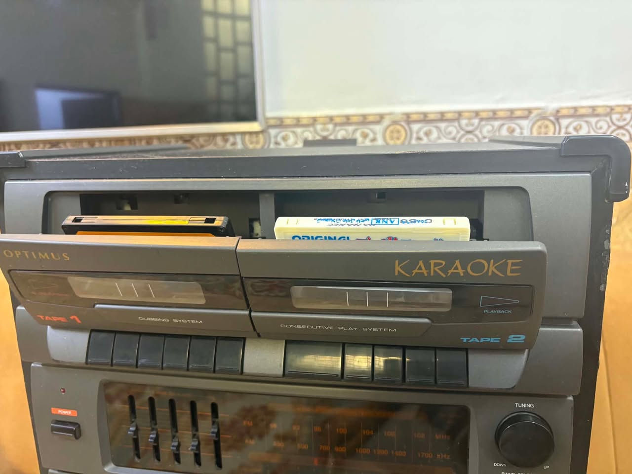 السلام عليكم
للبيع
جهاز ستريو مسجل دبل كاسيت وراديو موجتين FM+AM وكبر صوت اواكس ومايكات صناعة صينية مصنع لصالح شركات انگليزي وكندية واسترالية ومعتمد من قبل شركة امريكية
صوت عالي جدا ووزن ثقيل نظافة جيدة واضحة بالصور وتصميم انيق اسود
مثالي لهوات الكاسيت او الراديو او المواكب او المحاضرات الدينية 
كهرباء ٢٢٠ فولت
٩٠ واط
السعر ١٢٥ الف دينار
بغداد / واتساب ***********
