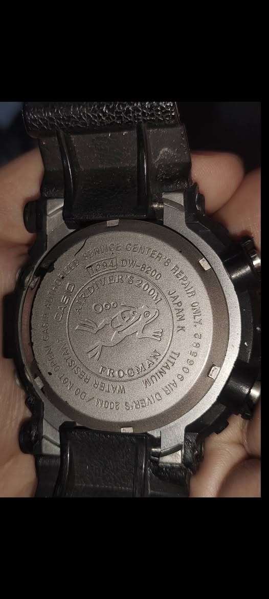 ساعة Casio G-Shock Frogman الكلاسيكي DW-8200 المصنوع من التيتانيوم. هذا الموديل يعتبر من الساعات "الفينتج (القديمة) التي تعود لفترة التسعينيات، وهو معروف بمتانته العالية وتصميمه المخصص للغواصين..

مواصفات الساعة الرئيسية:
المادة: هيكل الساعة مصنوع من التيتانيوم، وهو ما يفسر كلمة "TITANIUM" المكتوبة بوضوح على الإطار السفلي.
المقاومة: مصممة لتكون مقاومة للصدمات والماء حتى عمق 200 متر (20 Bar).

المميزات: تحتوي على شاشة رقمية تعرض الوقت والتاريخ، ومزودة بإضاءة خلفية كهربائية (Electro Luminescence). 

ملاحظات هامة:
تعتبر هذه الساعة قطعة مطلوبة لهواة جمع الساعات القديمة نظراً لندرتها وجودة تصنيعها اليابانية الأصلية

سعرها 50 الف فقط جديد ونظيف


**إذا كنت صاحب هذا الإعلان وتريد حذفه لأي سبب، رجاءا أرسل رسالة إلى الدعم الفني**