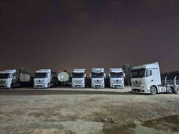 مارسيدس اكتروس وحش للبيع فول مواصفات كاميرا وحساس موديل 2016 موديل 2017 الحجم 1845  والحجم موجود 48-18 كاملات عل شغل تانكي حازم 2025 طوناج جيبي أس كامل عل شغل العدد سيارات6 يتواجد في معرض ابو قصي العسافي لتجاره السيارات العنوان الانبار الرمادي خمسة كيلو خط السريع الدولي رقم الهاتف ***********
