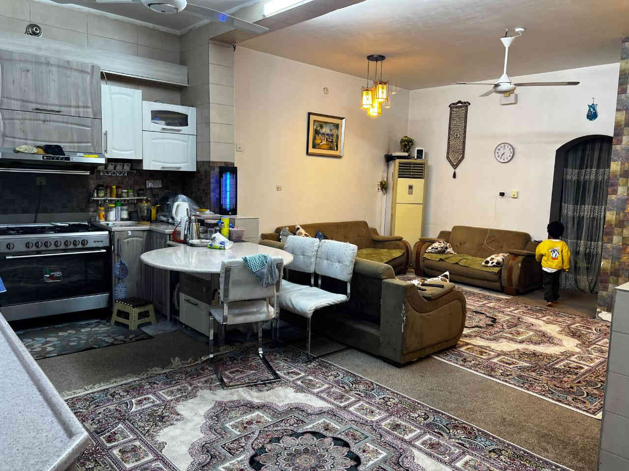 دار للبيع في حي ميسان منطقه 15شارغ 8 قريب مدرسه رشيد الهجري موقع مميز المساحه 133 متر واجه سته ونص شغل جناي صب درجه أولى مسلح بناء حديث طابق  واحد يحتوي على غرفه وصاله ومطبخ مفتوح على صاله وصحيات داخليه وخارجيه وكراج سياره واسع السعر 155 مع المجال للأستفسار الأتصال برقم الجوال الكوفي للوساطة العقاريه ***********
