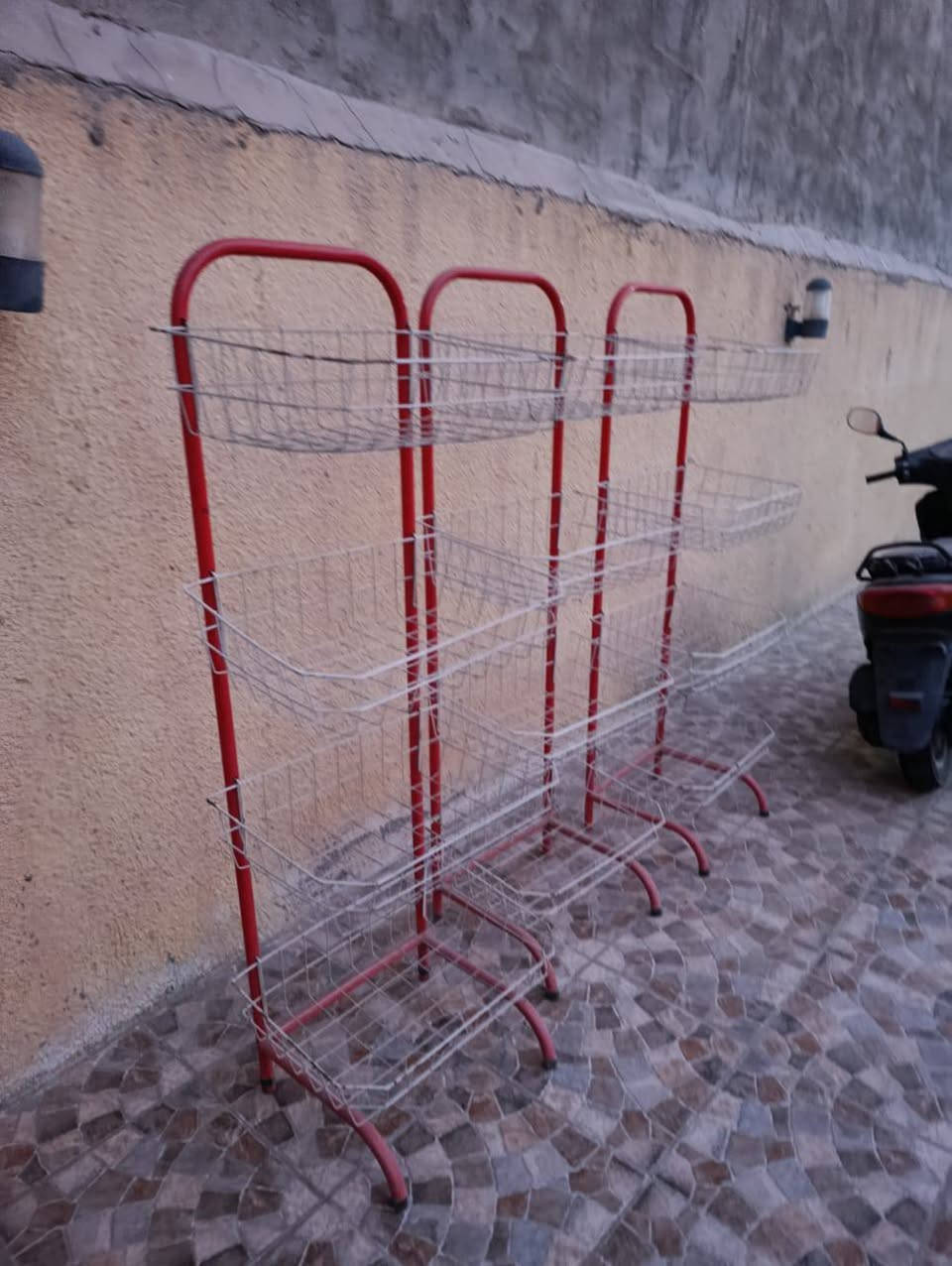 السلام عليكم 
اغراض محل للبيع ***********
