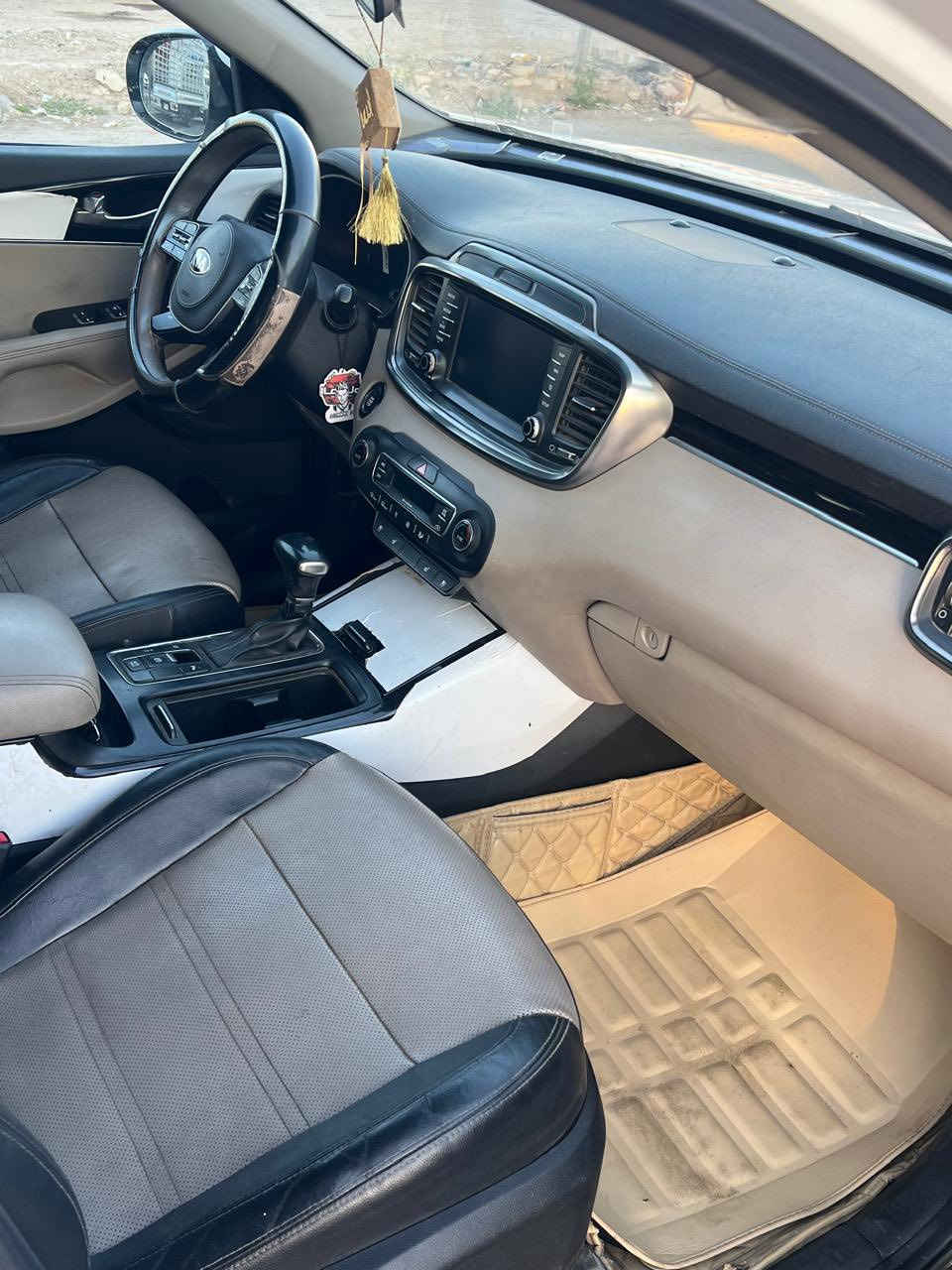 السلام عليكم سورنتو 2019 السياره فول مواصفات بنوراما بصمه كشنات جلد وتتدفئه تبريد  كشنين كهرباء سبعه راكب مكينه 6سلندر تحكم مقود  جهتين وبعد بيها هواي مواصفات سياره خليجيه سياره بيها قطعه وحده صبغ بنيد  بدون دواخل مكان سياره بغداد شارع فلسطين معروضه بدفترين  وبيها مجال حك الجيه هاتف***********
