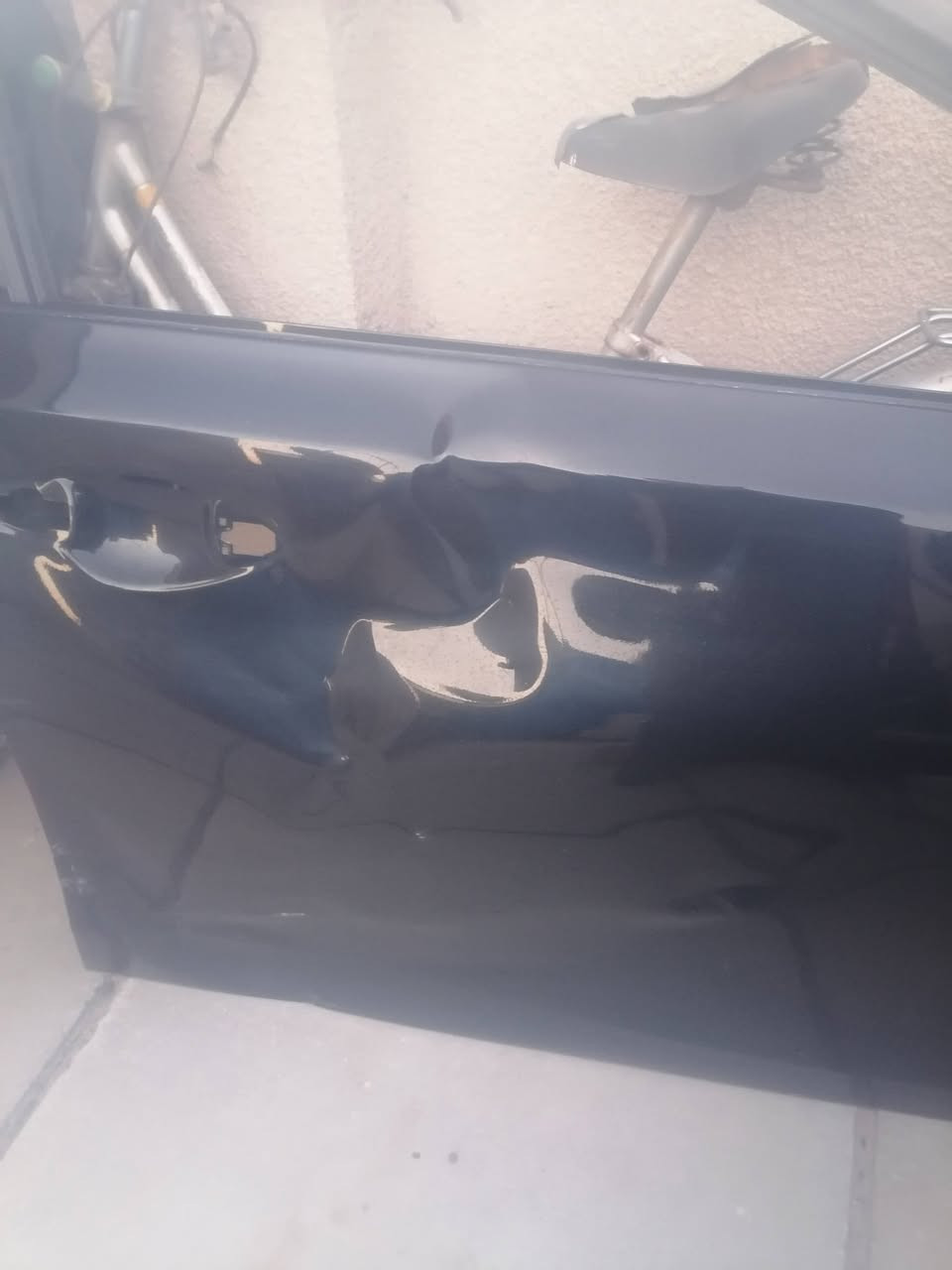 السلام عليكم عندي هذا باب للبيع مال كيا فورتي ٢٠٢٤ الاتصال ***********
