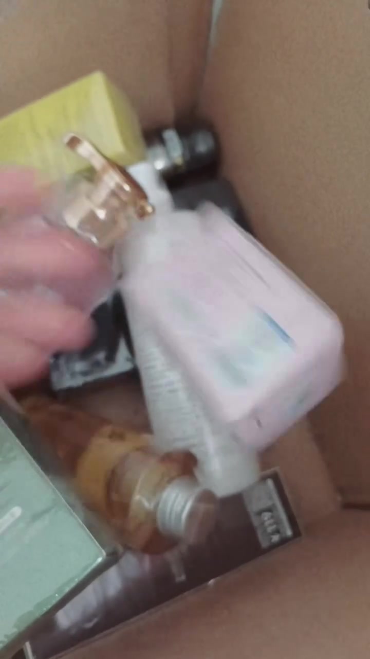 بنات كارتونه مليانه منتجات كوري كلشي بيها مكيف وسيرومات مغذيات مرطبات كريمات تجاعيد حتى رجالي بيها كلها كامله بنات ومدتهم كله نهاية ٢٠٢٧ يعني سنتين سبب البيع وبهذا السعر سديت المشروع بنات تكدرن تفتحن مشروعه بيهن اقل الالفين القطعه عليج وتكدرين تستخدميهم للبيت انتي القطعه الوحده بذاك الحساب هذا كارتونه مليانه منتجات عنايه ونظاره وب٣٠ فقط فقط وجدا جابن نتيجه واخوذوا منهم مجربات بنات


**إذا كنت صاحب هذا الإعلان وتريد حذفه لأي سبب، رجاءا أرسل رسالة إلى الدعم الفني**
