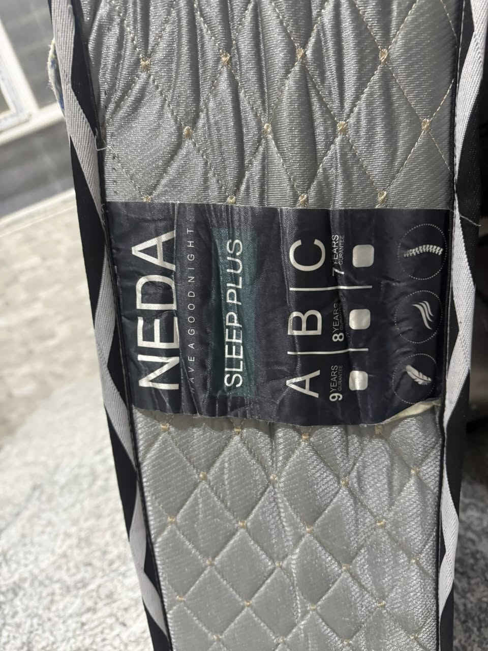 مندر جرباية للبيع استخدام قليل نوعية جيده ضغط عالي طبي بدون سبرنغ يأخذ شكل الجسم ابعاده (180*200)ارتفاعه 23 سم 
السعر 150 الف وبيه مجال قليل


**إذا كنت صاحب هذا الإعلان وتريد حذفه لأي سبب، رجاءا أرسل رسالة إلى الدعم الفني**