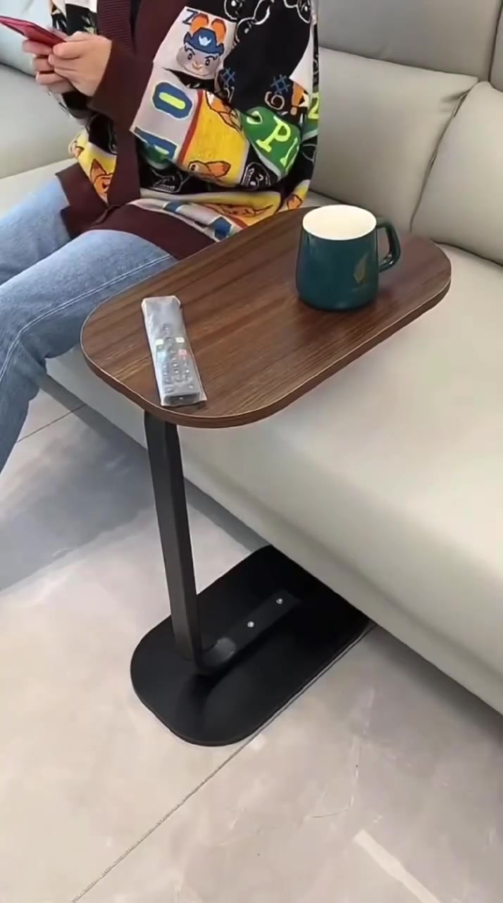 طاولة جانبية موديل Z-2823 بتصميم عصري بقاعدة معدنية
• طاولة جانبية عملية بتصميم عصري أنيق، مناسبة للاستخدام كطاولة قهوة أو طاولة جانبية في المنزل.

• سطح علوي بلون خشبي بتصميم مستطيل بحواف دائرية ناعمة.

• قاعدة معدنية سوداء بتصميم ثابت مع عمود جانبي منحني بشكل مميز.

• تصميم مدمج يساعد على وضعها بجانب الأريكة أو السرير بسهولة.

• سهلة التركيب مع دليل تعليمات وأدوات تثبيت مرفقة.

• الابعاد: 60*38*28 سم

• نوع المنتج: طاولة جانبية / طاولة قهوة
• رقم الموديل: Z-2823
• اللون: سطح بلون خشبي + قاعدة سوداء

 محتويات العلبة:
• سطح علوي كبير ×1
• قاعدة سفلية صغيرة ×1
• عمود توصيل منحني ×1
• براغي ×4
• سدادات بلاستيكية ×2
• مفتاح ربط (مفتاح ألن) ×1
• ورقة تعليمات التركيب


**إذا كنت صاحب هذا الإعلان وتريد حذفه لأي سبب، رجاءا أرسل رسالة إلى الدعم الفني**