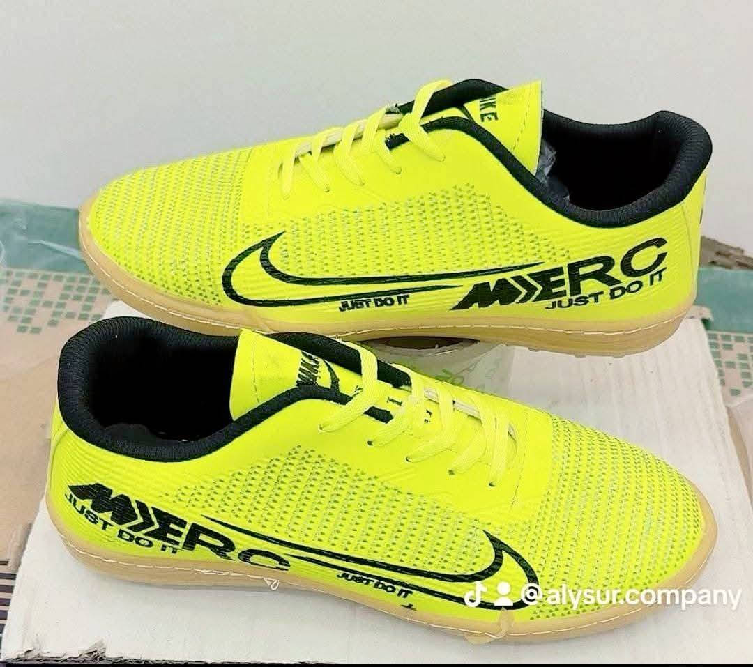 #توقر -الان
الحذاء الرياضي الصلي لمخيط
مخييط من داخل وخارج 

سعر القطعه 15الف 
قطعتين 25الف 
ثلاث قطع 35الف 
توصيل جميع المحافظات مجانا مجانا مجانا 🚗🚗🚗 
للحجز والاستفسار واتساب فقط 
***********
,***********
#وكاله معرض وازياء الملكه
