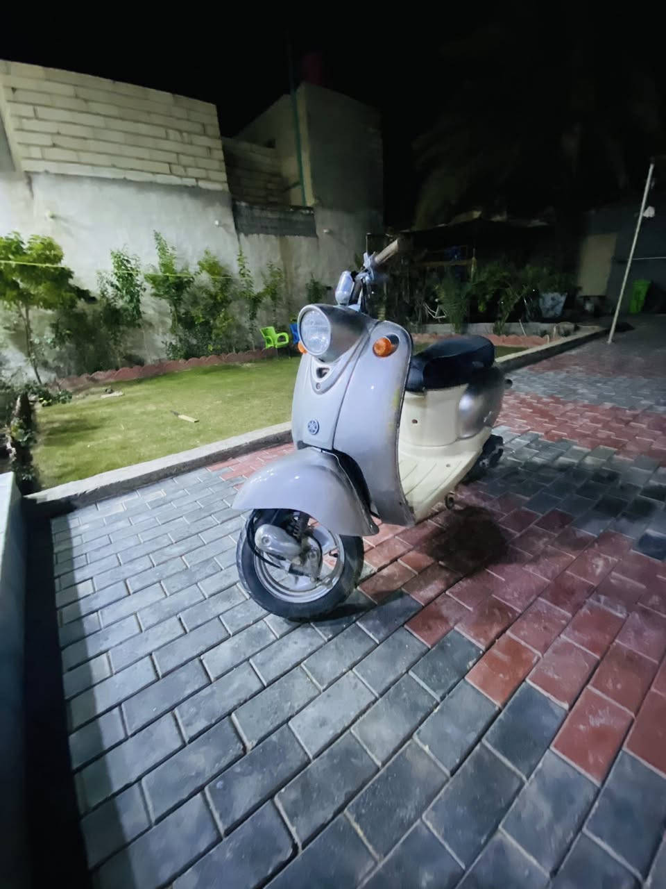 سلام عليكم .دراجه كلاسـك عبد الحليم كامله مكمله من الحمداني جديده حاويه صارله 8 اشهر طالعه جاهزه من كهربائيات محرك السعر 675 وبيها مجال مكان كربلاء شارع البارون ***********
