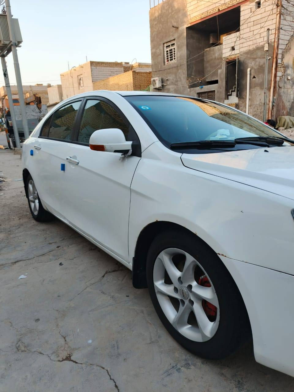 السلام عليكم 
جيلي امكراند c7 2013
‏مكينه كير تبريد منضومه جديده 
‏كهربائيات كله شغاله 
‏بيه رشات صبغ مكفوله من الضربه 
‏سياره جاهزه سنويه ل 2031 رقم 
‏انكليزي الجديد بسمي مداور ثاني يوم 
‏السعر50$
‏هاتف . ‪***********‬
