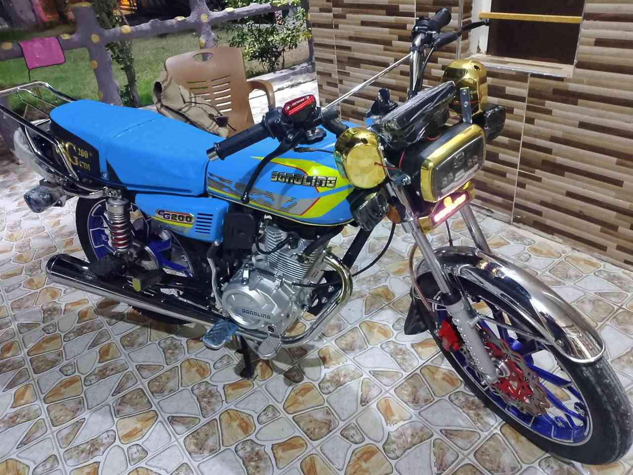 سيفان سينگ موديل 25 
جديدة بعدها ماشية 100
محرك 200شمالي 
مراوس بوكسر او دايوان بدون اوراق تو اوراق سحب
***********واتساب 
لعندة يراسلني
