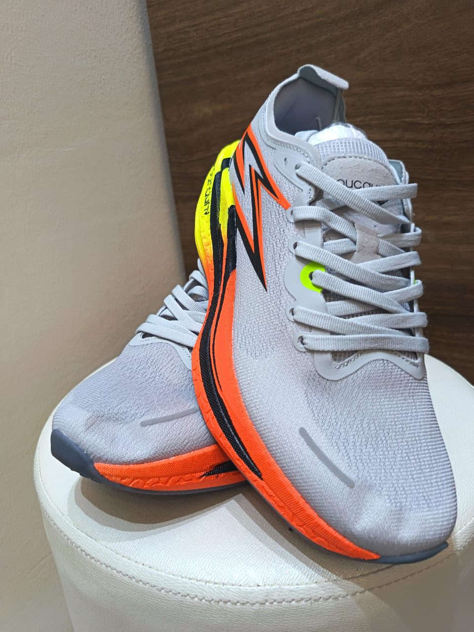 سلام وعليكم حذاء ماركه Saucony كوبي كلش حلوه وقويه قياسها ٤٠ اكتبولنه سعر وبالعافيه يم اعلى سعر للاستفسار واتساب***********
