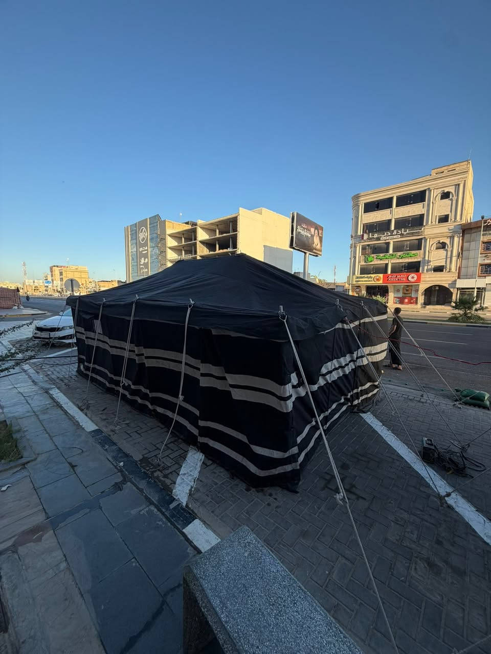 خيمة للبيع 
السلام عليكم خيمة صباحية نضيفة كلش مستخدمة فقط مرك واحدة اقل من ٤ ايام كاملة مكملة قياس ٦/٤ 
 لونهة موضح بالصورة ماركة صباحية مطرية و مقاومة للشمس وزن ثقيل جداً قماش عالي الجودة السعر ٥٠٠ الف وبيهة مجال العنوان البصرة 
الرقم ***********
