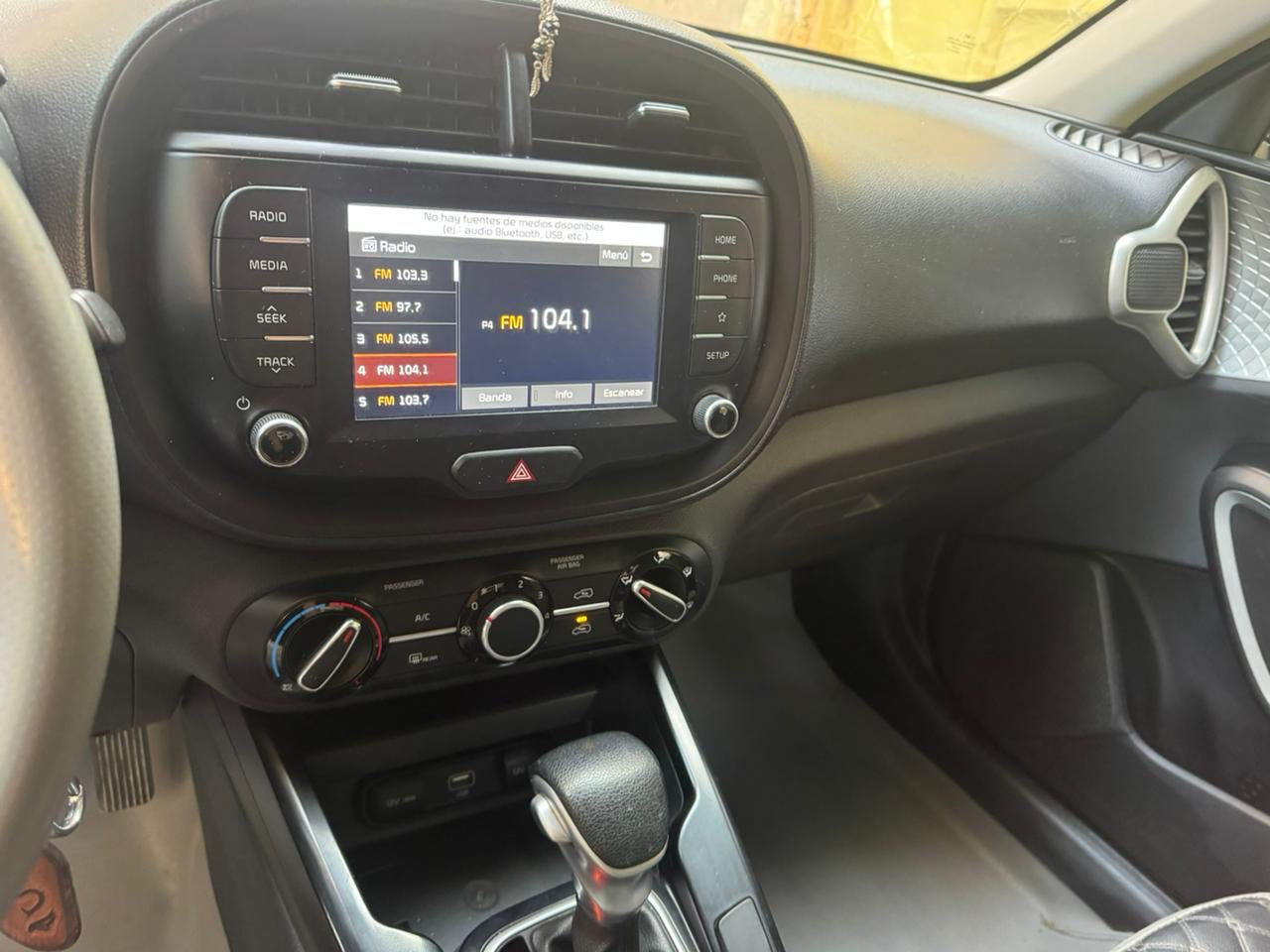 للبيع كيا صول 
موديل 2020 
مكينه 2000 دوش 
رقم أربيل باسمي تريد 
اللون اسود 
حادثها جاملغ ايسر
تخم تاير جديد وشاشه 
تحكمات ستيرن 
السعر 135 مجال بسيط 
مكانها بغداد الغزاليه ***********
