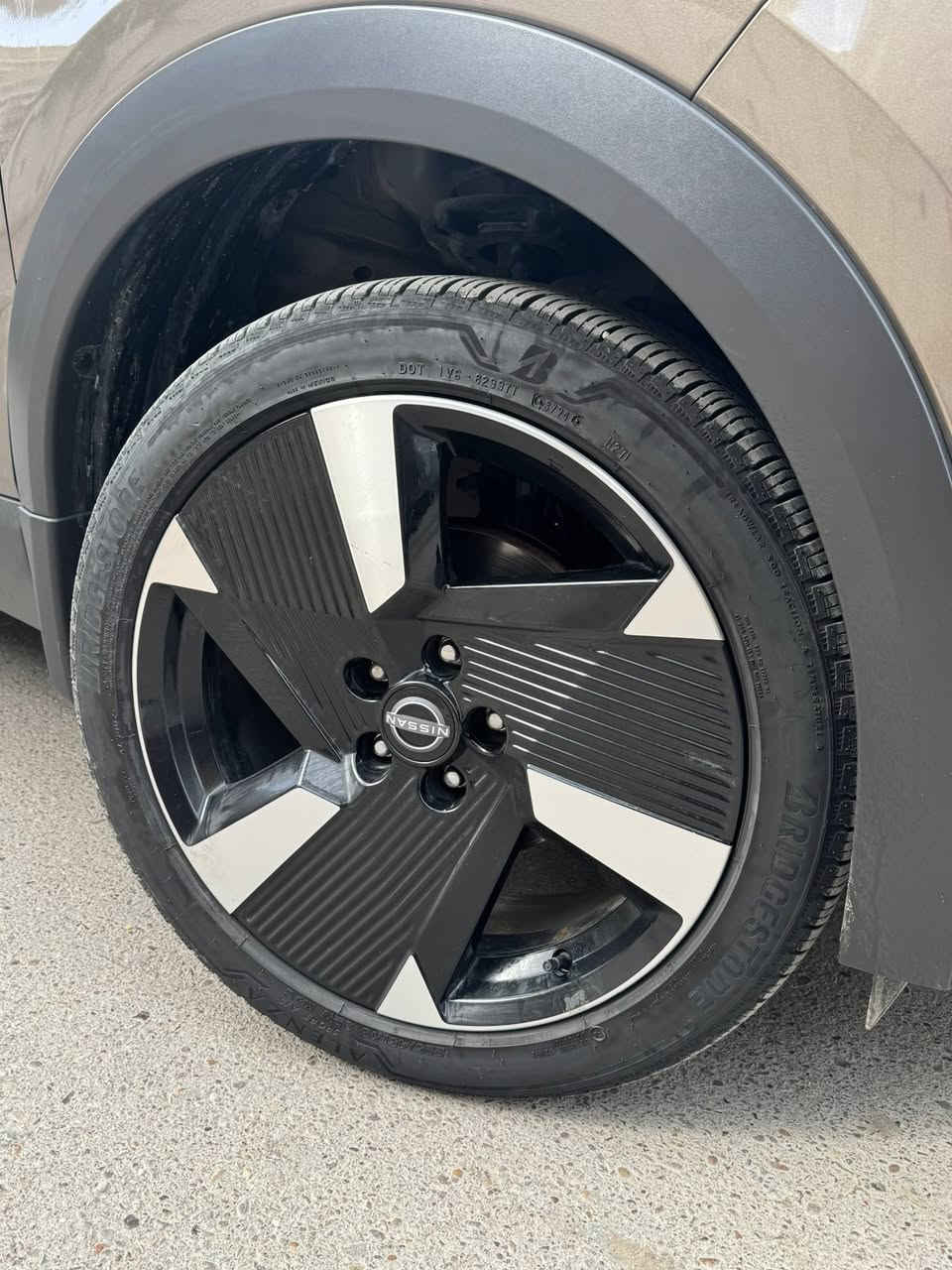 � للبيع نيسان كيكس 2025 الشكل الجديد – وارد أمريكي 🇺🇸
✨ فئة SR 

🔹 محرك 2000 سي سي – 4 سلندر

🔹 ماشي فقط ١٠ فقط زيروا (جديدة جدا)

🔹 لون  جميل ومميز 🤍

مواصفات 

 خمس كامرات 360 درجة

جلد  مع خياطة حمراء رياضية

شاشة كبيرة + شاشة ديجيتال عدادات

إنارة داخلية LED

رادارات أمامية وجانبية

نظام النقطة العمياء

هند بريك أوتو + أوتو هولد

شاحن وايرلس

وغيرها هواية مواصفات فاخرة

حادثها باب خلفي فقط صبغ 

بدون دواخل

بدون شخط

🧾 رقم الشاصي مرفق مع الصور

السياره رقم اربيل تحويل قاني يوم 

🚗 سيارة نظيفة جداً مكان  بغداد / الاعظميه  / 

للاستفسار اكثر اتصال ب رقم ***********
