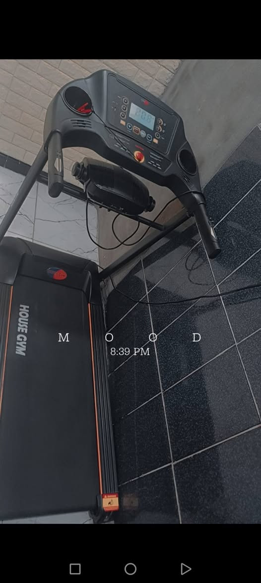 السلام عليكم
جهاز جري للبيع مستعمل كلش قليل 
وكلش نظيف اخو الجديد 
الاصلي من شركة هاوس جيم 
يتحمل وزن 120 وسرعاته عاليه قويه 
بي هزاز 
غير جبلي 
السعر 270 الف  .. لايوجد توصيل 
مكاني بغداد الشعب الصحه 
للاستفسار خاص او اتصال ***********
