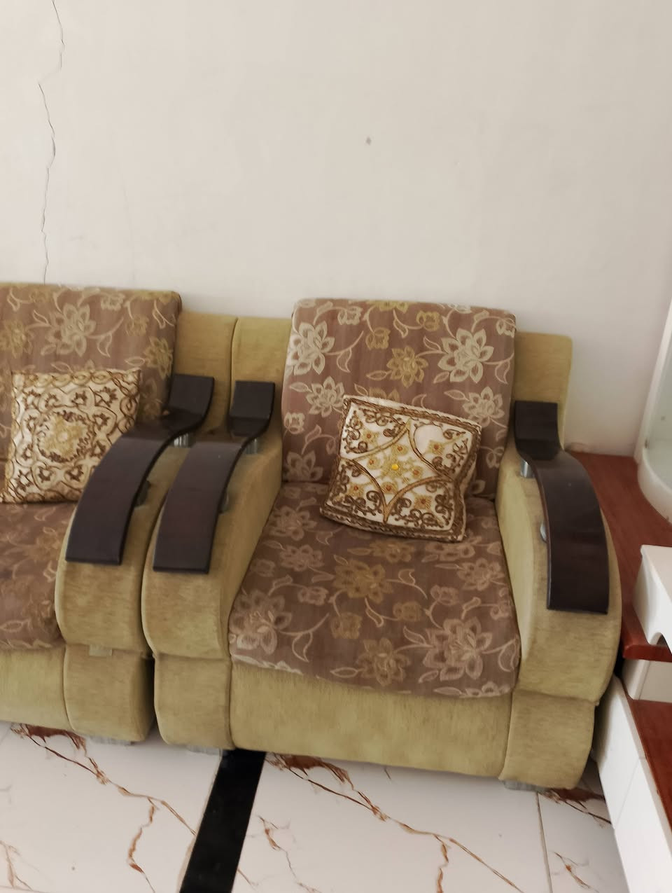 قنفات وكاروك سعر القنفات 200وبيه مجال سعر الكاروك 100 وبي مجال المكان ديوانيه سنيه ***********
