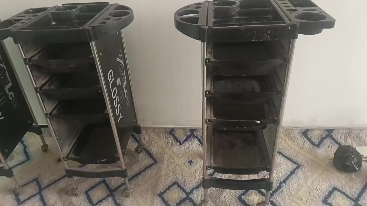 السلام عليكم عربة حلاقة جديدة نضافة ٩٥٪ سعر الوحدة ٢٠ قفل مكاني بغداد مدينة الصدر وهذا رقمي ***********
