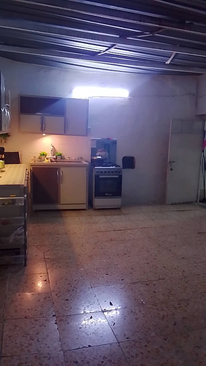 بيت للبيع المشتل قرب المركز التمويني المساحه 150 متر
يحتوي على غرفه وستقبال ومطبخ وملحقات وحديقه وترك ***********
