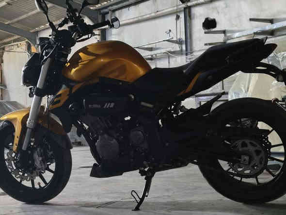 السلام عليكم دراجه نوع بطح بنلي مكينه 302cc
السرعة القصوى 180Km 
موديل 22
رقم وسنويه ب اسمي تحويل ثاني يوم
ماشيه 14000km وقابل للزيادة
للأستفسار الاتصال على الرقم *********** .
