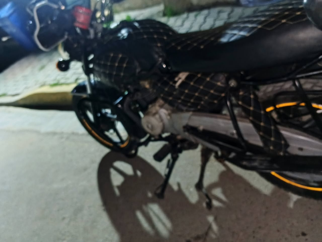 سلام عليكم بوسكر موديل 20 دراجه كلش نضيفه وعليها تعديلات هواي لا يت زنون مازده + لدات 2 + جامه اضافيه + جامه اضافيه صغيره + مسجل بلاتوث كلش عالي ابو المصطره بعده بجيس + اشاير اكزز + دهن امزويل اليوم مبدل دراجه نكره سلف بكل وقت مراوس حسب القناعه ملاحضه الدراجه بدون اوراق تجي تاخذها من باب البيت وكاتبك عليها الخاص مفتوح مكاني بغداد الحسينيه الراشديه


**إذا كنت صاحب هذا الإعلان وتريد حذفه لأي سبب، رجاءا أرسل رسالة إلى الدعم الفني**