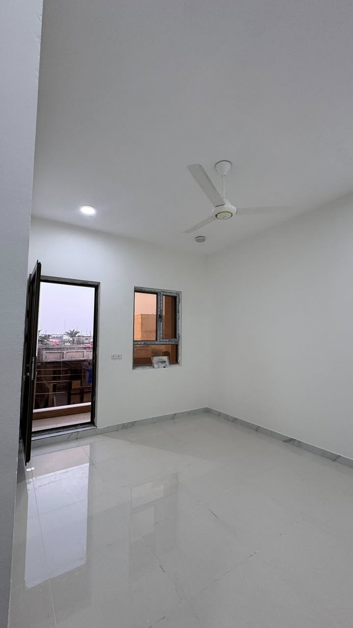 شقه طابق اول للأيجار 
العنوان :  الجنينه - حي الأندلس 📍
المساحه :  140 م 
المحتويات :  3 غرف منام واحده منهم ماستر   + صاله + صحيات عدد 2 + مطبخ  
المواصفات :  تصلح لسكن العوائل فقط + بناء حديث جداً زيرو غير مسكونه + واجهه مرمر + قريبه جداً لشارع البهو والتايم سكوير + موقع مميز + مصعد
سعر الأيجار : مليون و 100 الف 🔴
 ( شامل الماء والكهرباء والأثاث )
للتواصل : 
***********
*********** 
***********
