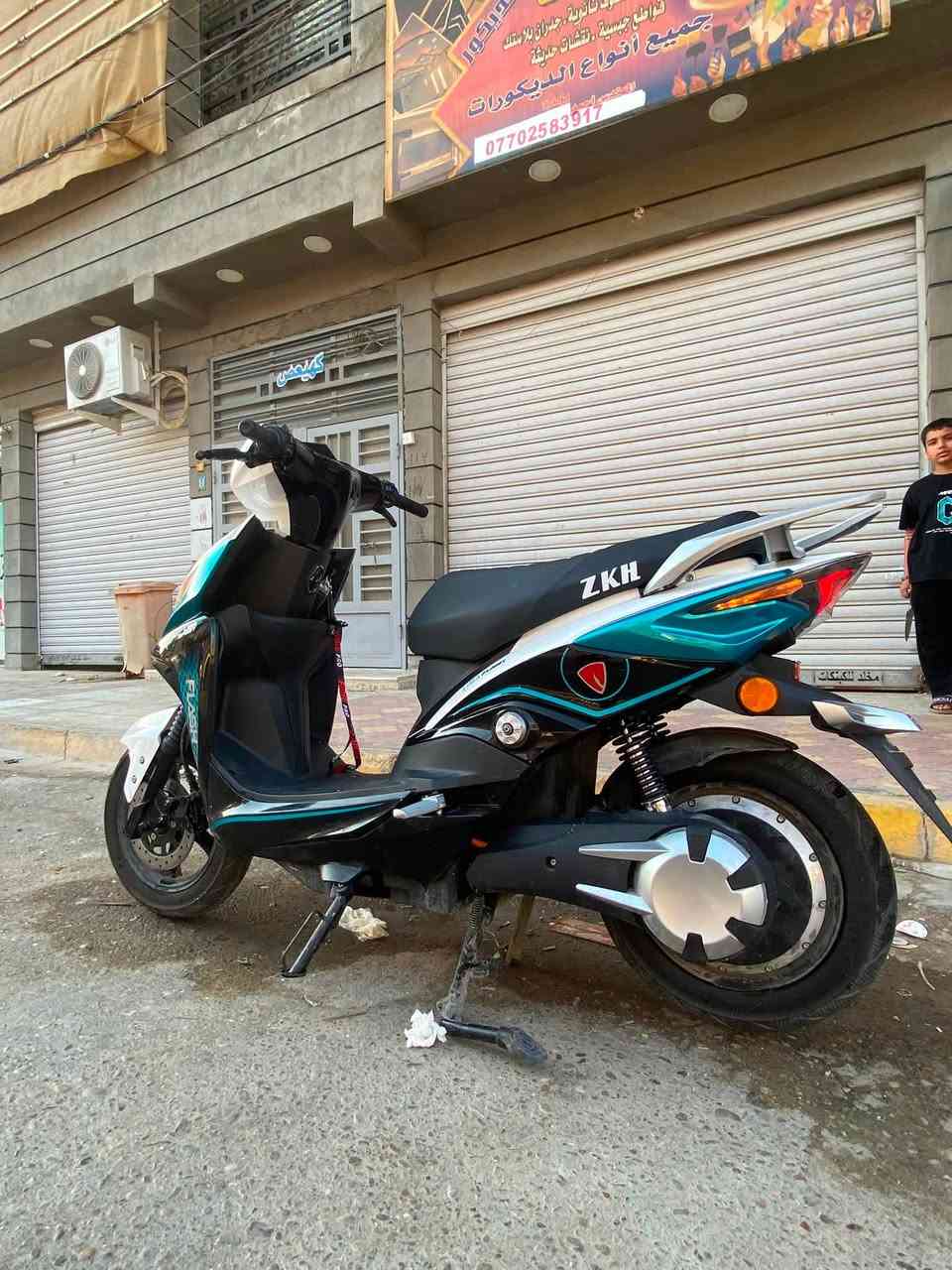 دراجه شحن شركه ليما للبيع جديده صارلها شهر من نازله من رمبه أوراق كامله نضافه وضمان سنتين من شركه ملف وبطاريه وعقل بصمتين مع سويجين  الشحنه وحده تمشيك ٩٠الى ٨٠كيلو السرعه ٨٠ السعر ١٢٥٠وبيها مجال لتواصل فقط عل سيمكارت رقم***********
