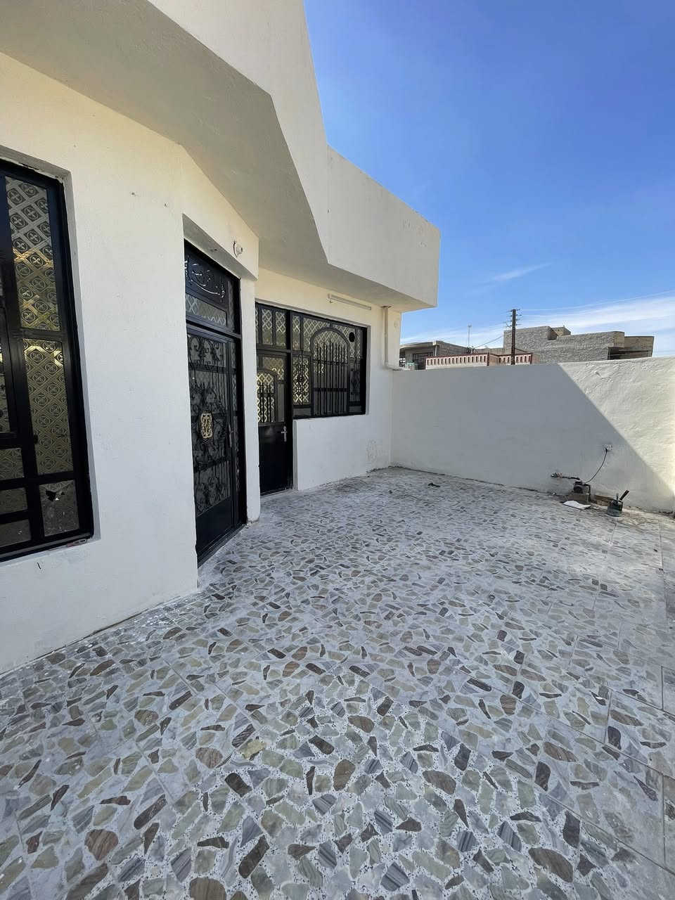 بيت للبيع طابو  /المساحه ١٥٠ متر الموقع/حي العسكري مقابل باب المستشفى التركي /يتكون من غرفتين واستقبال ومطبخ ومناور ثنين وصاله درج وحمام داخلي وخارجي/ الاستفسار. ***********
