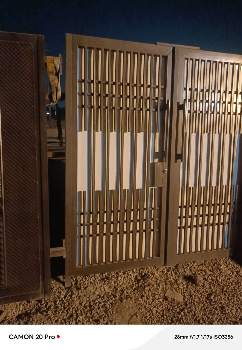 هلا حبايب حداده عامه وحالين مت هاذه نمموذج من شغلي الي يحب ايشي يخص الحداده اني حاضر  اني حالين متفرغ 
قمريت سندويش تغليف واجهات بيبان شبابيك ديكورات علانات ضوئيه فليكس هاذه رقمي ***********بي واتساب او نتصال 🇮🇶
