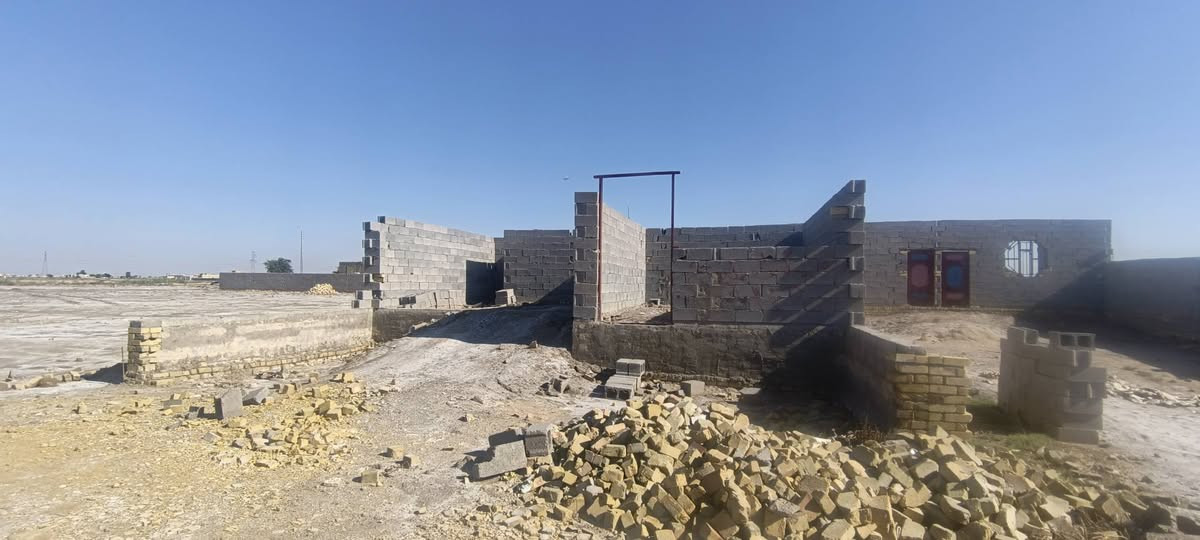 هيكل زراعي البناء بلوك مساحته 200 متر واصل للسكف مدفون وكامل بي غرفتين وصاله ومطبخ وديوانيه وصحيات داخليه وخارجيه ومناور اثنين مشمول بالتطويب وبي وصل من البلديه الموقع العكيليه الشرقيه وره الشقق السكنيه بسعر مناسب جدا الشراي يتصل عله هذا الرقم ***********
