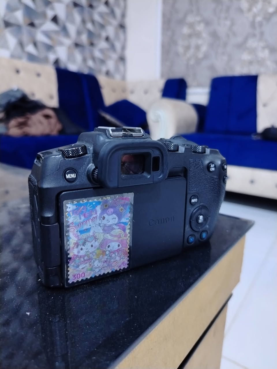 السلام عليكم شباب كامره للبيع  Canon EOS RP،
المستشعر: فل فريم (Full Frame) CMOS بدقة 26.2 ميجابكسل.
المعالج: DIGIC 8.
نظام التركيز: Dual Pixel CMOS AF مع آلاف نقاط التركيز.
تصوير متواصل: حتى 5 إطارات/الثانية.
الفيديو: تصوير 4K حتى 24/25fps (مع قص للصورة)، وFull HD حتى 60fps.
الشاشة: لمس متحركة بالكامل (Vari-Angle) قياس 3.0 بوصة.
عدسة المنظار الإلكتروني (EVF): بدقة 2.36 مليون نقطة.
حساسية ISO: من 100 إلى 40,000 (قابلة للتوسعة حتى 102,400).
العدسات: تدعم عدسات RF، ويمكن استخدام عدسات EF وEF-S عبر المحول الرسمي.
الاتصال: Wi-Fi وBluetooth.
الوزن: حوالي 485 غرامًا مع البطارية والذاكرة.
البطارية: LP-E17، وتعطي تقريبًا 250 صورة بالشحنة الواحدة (حسب معيار CIPA).
مميزاتها:
جودة صور ممتازة بفضل مستشعر الفل فريم.
خفيفة وصغيرة وسهلة الحمل.
شاشة متحركة مناسبة للتصوير وصناعة المحتوى.
أداء جيد في الإضاءة المنخفضة.
عيوبها:
تصوير 4K فيه قص (Crop).
لا تحتوي على تثبيت صورة داخل الجسم (IBIS).
البطارية متوسطة مقارنةً بكاميرات أحدث مع كارتونه مالتها و وفلاش TT وعدسه Canon RF 24-105mm F4-7.1 IS STM (وهي من أكثر العدسات استخدامًا مع كاميرا Canon RP)، فهذه مواصفاتها:
النوع: عدسة زوم قياسية (Standard Zoom).
البعد البؤري: 24–105 ملم.
فتحة العدسة: f/4–7.1 (متغيرة حسب الزوم).
تثبيت الصورة: IS مدمج حتى 5 وقفات تقريبًا.
المحرك: STM هادئ وسلس، مناسب للتصوير والفيديو.
أقل مسافة تركيز: 20 سم.
التكبير الأقصى: 0.5× في وضع Center Focus Macro.
قطر الفلتر: 67 ملم.
الوزن: حوالي 395 غرامًا.
التركيب: Canon RF Mount (متوافقة مع كاميرات سلسلة EOS R مثل Canon RP).
مميزاتها:
مدى زوم ممتاز (24–105) يغطي أغلب الاستخدامات.
خفيفة وسهلة الحمل.
تثبيت ممتاز للتصوير اليدوي.
مناسبة لتصوير الأشخاص، الطبيعة، السفر، والفيديو.
عيوبها:
فتحة العدسة ليست واسعة، لذلك أداءها في الإضاءة الضعيفة وعزل الخلفية أقل من عدسات f/2.8 أو f/4 الثابتة كامره جدا نضيفه السعر راسلني وجاوببك خاص بثواني وذا اتصال ***********
