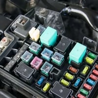 علبة فيوزات • فيوزات سيارة • قطع غيار