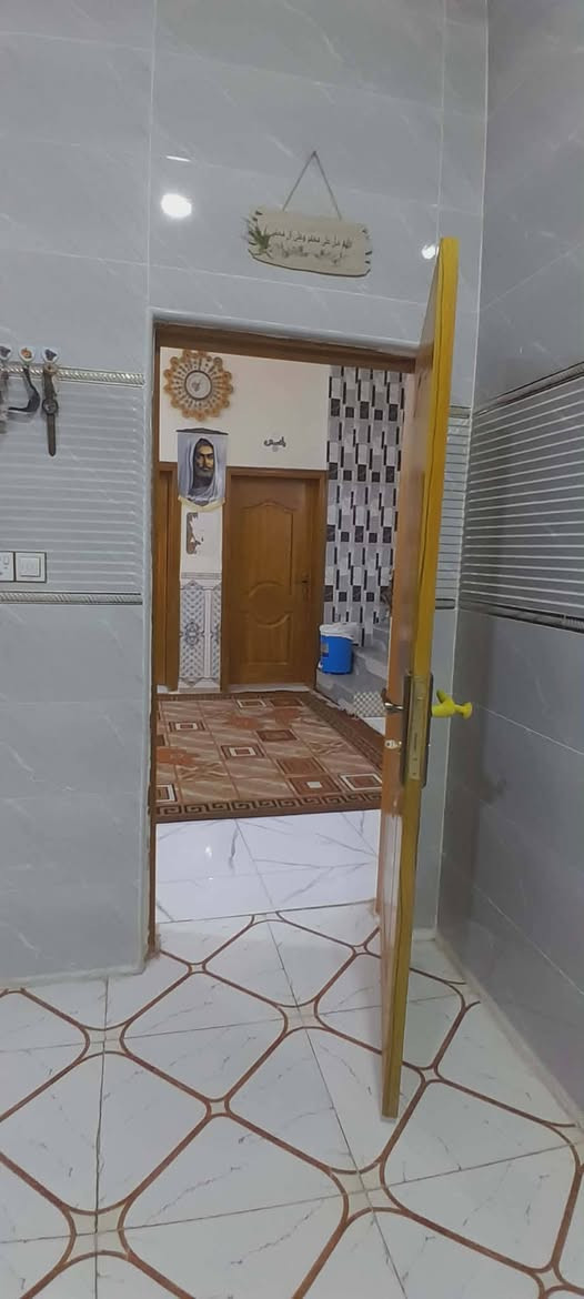 #اللهم صل على محمد وآل محمد 
#بيت للبيع أو مراوس طابو صرف الخشابة قرب الملعب الخماسي سنة البناء 2022 كونكريت مسلح 
#المساحة 150 متر طابقين الطابق الاول يتكون من
غرفتين وصاله ومطبخ وصحيات داخليه و خارجيه وبراني وتهويات عدد2
الطابق الثاني صاله وحمام وغرفتين واصلات للشبابيك 
#السعر 120 للشراء يراجع مكتب الناجح للعقارات السماوة حي الحكم قرب مرطبات فستقه 
#مكتب- الناجح للعقارات 
للإستفسار اكثر مراسلتنا ع الخاص او الاتصال ع الرقم التالي ***********بي وتساب /*********** بي وتساب 
#او مراجعة مكتبنا الواقع في
#الحكم / مجاور مرطبات فستقه علمأ دوام مكتبنا من 9 صباحأ ال 10 ليلأ اخوكم ابو مصطفى للعقارات 
{تابع صفحة المكتب }
