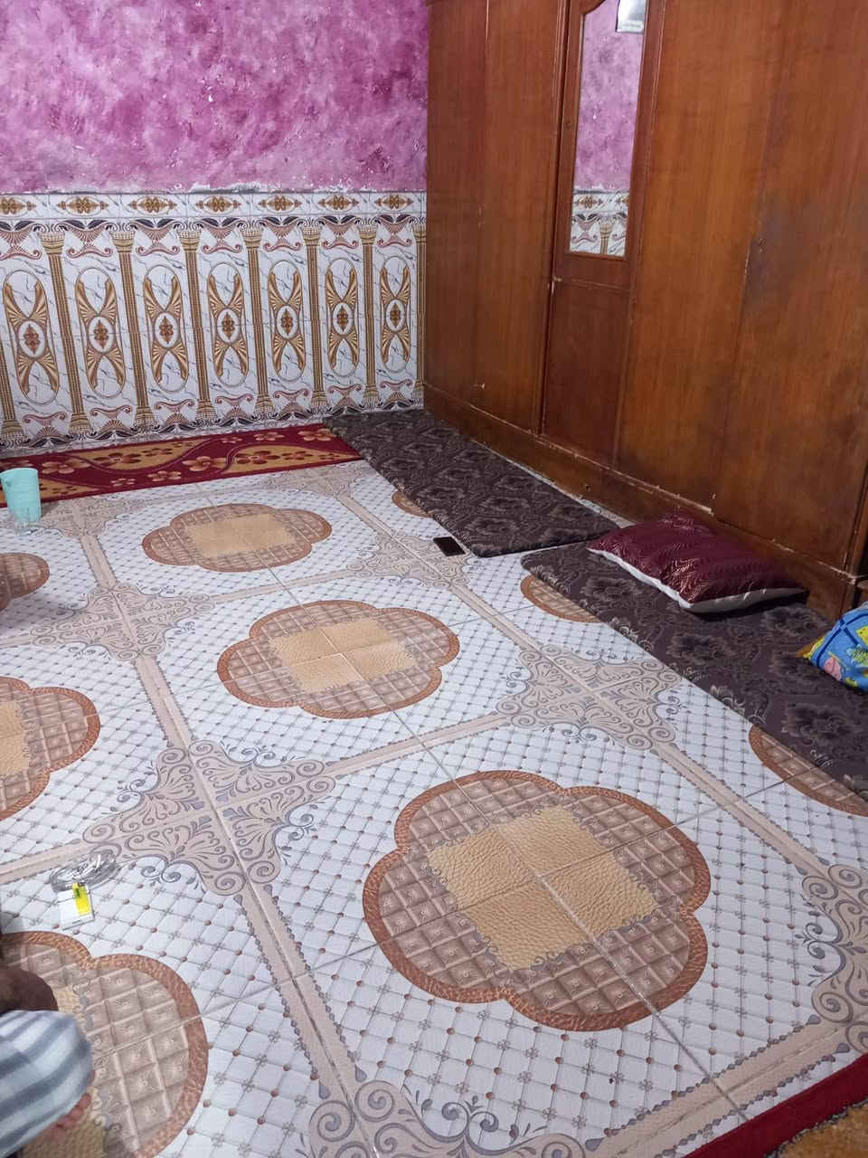 سلام عليكم بيت اللرهن 50متر طابقين غرفه ومطبخ وتخاريج الطابق الثاني غرفه وصاله وحمام  حي الوفاء خلف شارع الصب قرب سوق هرج سعر الرهن 20 مليون
 سنه وقابل للتجديد ***********
