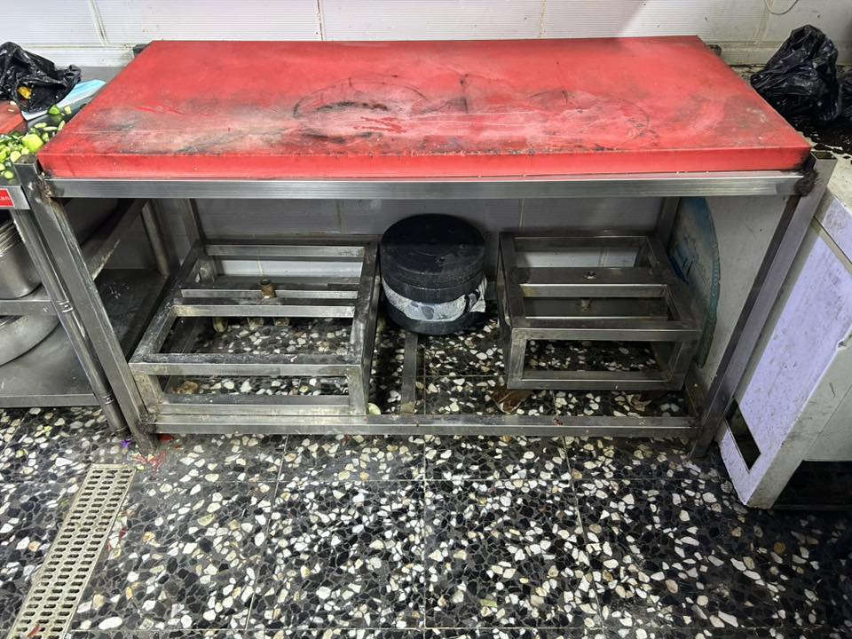 غراض للبيع استخدام قليل بأسعار مغريه @
عارضه مقبلات وتصير ميز تحضير ستيل ورخام
 براد لحم يصير تجميد وتبريد 
عجانه ايطالي 20 كيلو 
ميز تشريح لحم 
حمايه مال تمن ومرق 6 بلنكات 
تنور خبز 
للتواصل واتساب : ***********
