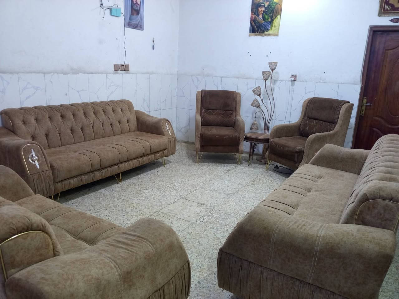 تخم تكمه نظيف جدا 10مقاعد ب300الف وبي مجال المكان الوشاش *********** يوجد توصيل بكروة يوجد واتس اب
