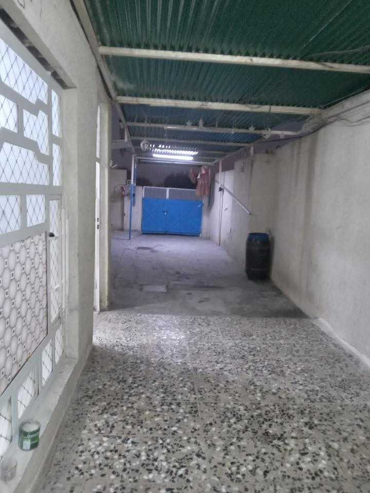 للاستفسار راسل الصفحة او وتساب *********** السلام عليكم* بيت ب الشعلة دور السكك تجاوز ماعليه اي ازاله او شي البيت يحتوي على 2 غرف واستقبال منفصل مسقف ثانوي وصيات داخلي وخارجي مساحة البيت 150 والطارمة عملاقة مثل م موضح وتكفي سيارتين (البيت كاشي جديد وصحيات جديده)
