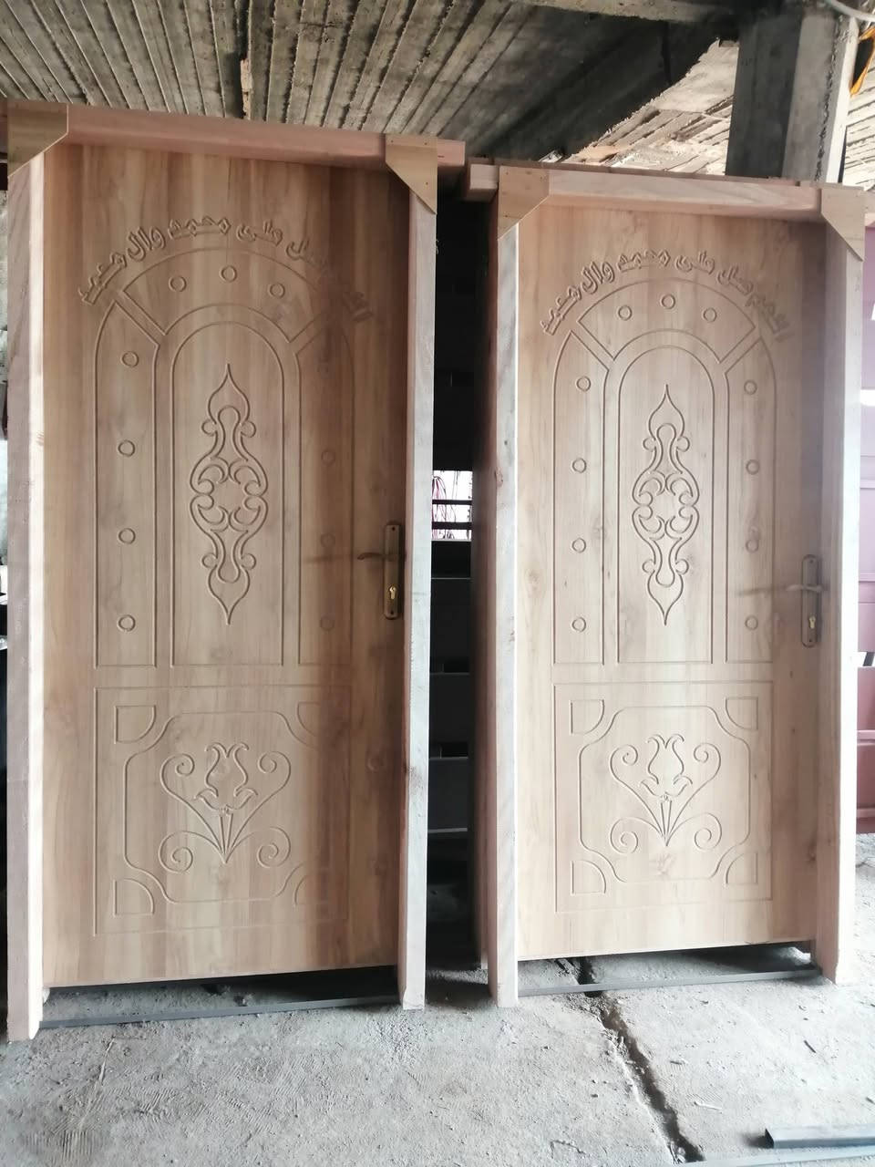 أللهم صل على محمد وآل محمد
يوجد لدينا أبواب خشب جاوي حديثة الصنع وأبواب pvc لكافة القياسات الرفاعي الحي الصناعي واتساب ***********
