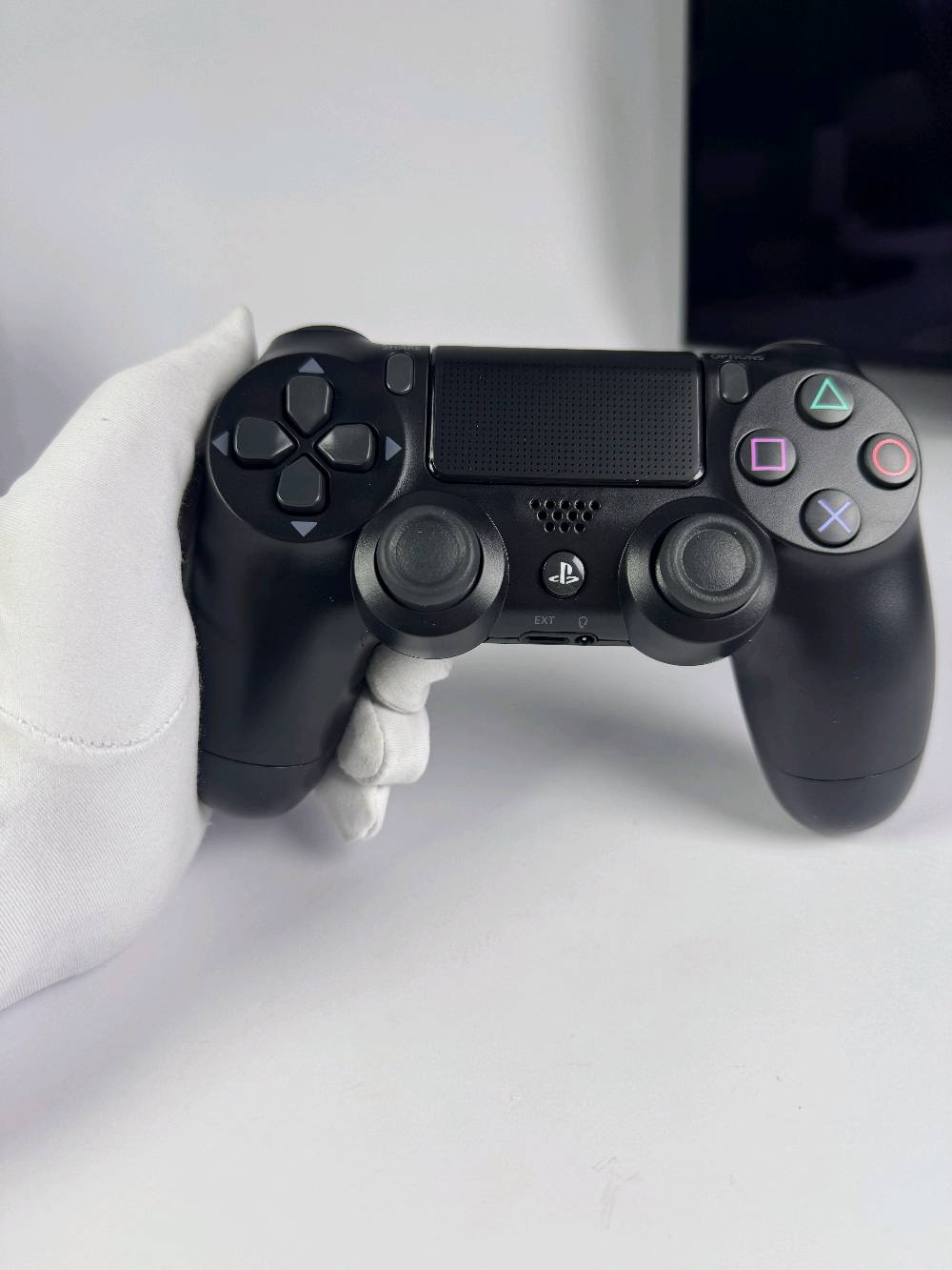يد تحكم لاسلكية PS4 DualShock 4

مع ضمان لمدة سنة

استمتع بتجربة لعب مريحة ودقيقة مع يد تحكم DualShock 4 المتوافقة مع جهاز PlayStation 4. تتميز بتصميم مريح، أزرار استجابة سريعة، وعصاتي تحكم تناظريتين تمنحان تحكماً سلساً أثناء اللعب.

المميزات:

اتصال لاسلكي عبر البلوتوث.
لوحة لمس (Touch Pad) مدمجة.
أزرار SHARE و OPTIONS.
مكبر صوت مدمج.
بطارية قابلة لإعادة الشحن.
منفذ Micro USB للشحن.
تصميم مريح للاستخدام لفترات طويلة.
متوافقة مع أجهزة PS4 وبعض أجهزة الكمبيوتر.

محتويات العلبة:

يد تحكم لاسلكية DualShock 4.
كيبل شحن USB.
علبة المنتج.