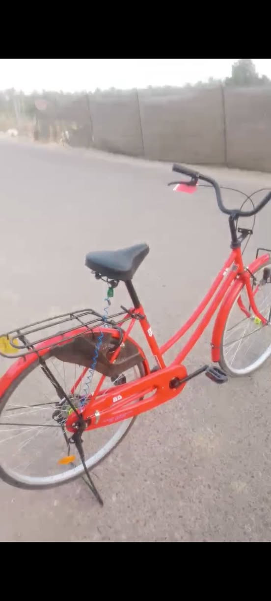 للبيع بايسكل بي دي حجم،26 احمر الون موديل 22 بايسكل نضافه فول وتجي بعينك وشوفه غراضه كلهن موجودات حتى مال الشركه بي طكات قليله والسعر 160 وبيه مجال وشراي بخدمته مكاني ناصريه ناحيه الفظليه للتواصل واتساب ورصيد ***********
