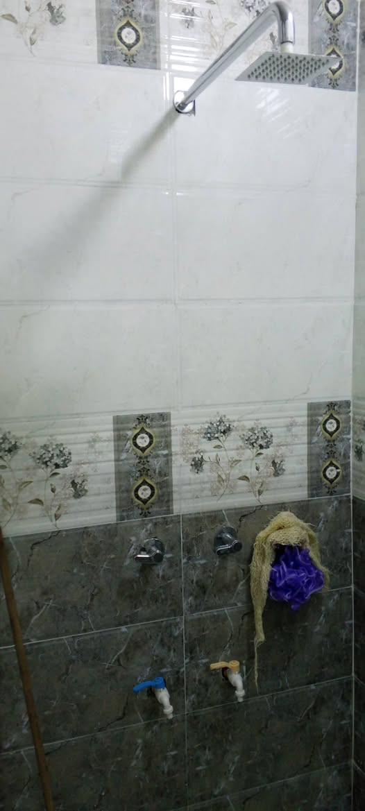 بيت البيع في قرية مختار قرب جامع الخناجره يتكون من غرفتين وصاله كبيره مناور ثنين وحمام ديوانيه صحيات بناء حديث مساحه 190 سعر 39 بي مجال رقمي***********
