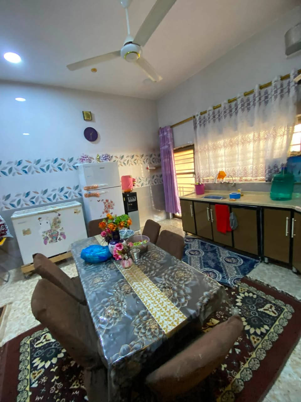 سلام عليكم للبيع بيت مساحه 200م طابو اسهم طابق واحد غرفتين دوانيه  وصاله مفتوح عل مطبخ +حديقه وكراج صحيات داخليه وخارجيه +بناء حديثه سنه بناء 2023 صب مسلح درجه اوله الاتصال عل *********** 
سعر 180 مليون قابل للتفاوض
