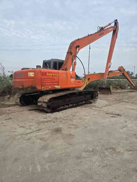 يالله سلام عليكم للبيع حفاره موديل 2006اصل مكفوله كفاله عامه حجم 210السي رقم اربيل سنويه 27تحويل مباشر حداده جديده سرفه 70جاهزه عل اخير مال جناي مكان ذي قار قضاء الرفاعي باغي الفاصيل اتصل وتدلل  ***********
