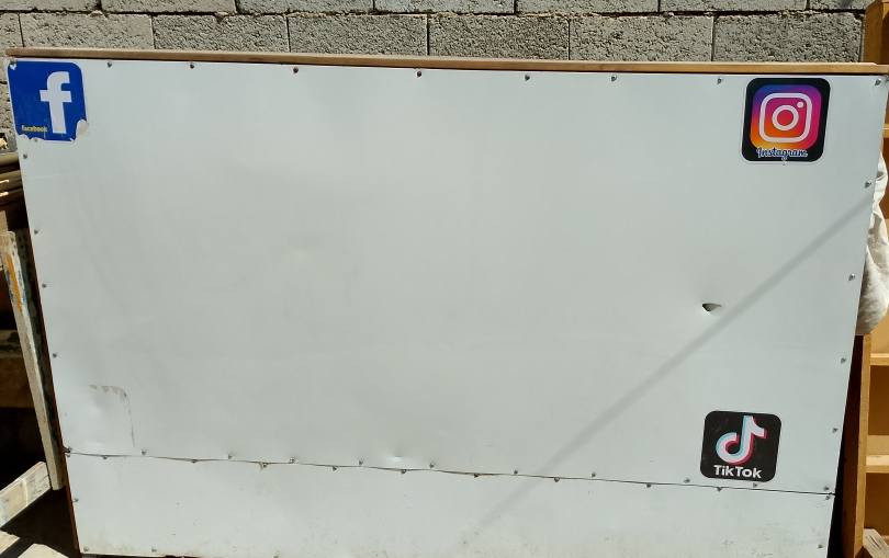 السلام عليكم اغرض محل موبايلات ميز صيانه وافريم كامل مع قواعد مال اكسسوارت العدد 4 للبيع عنواني زعفرانيه شارع معهد رقم الهاتف ***********
