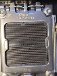 شاشه صغيرة • ٧٥ هيرتز • بنات معوجات